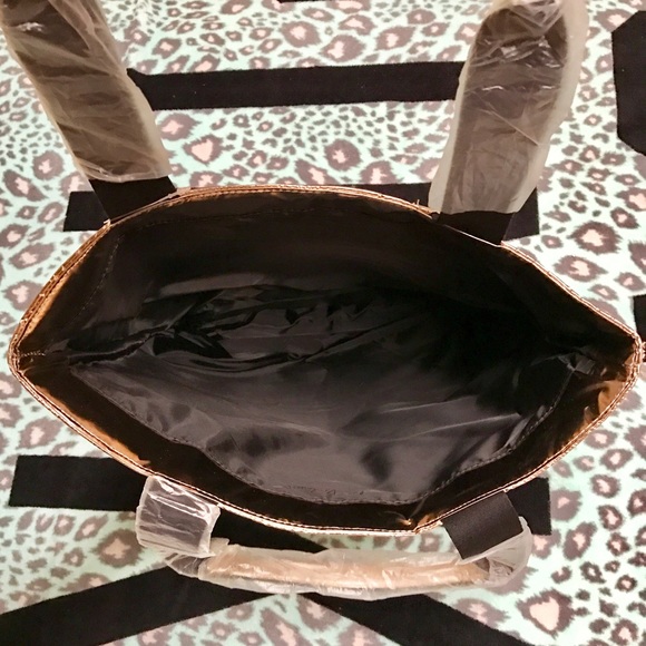 ❌SOLD❌VS Rose Gold Quilted Tote Bag Limited Ed. - Picture 4 of 8